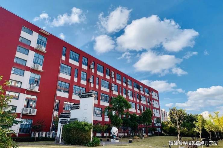 项目与上海师范大学附属中学(闵行实验学校)仅一路之隔