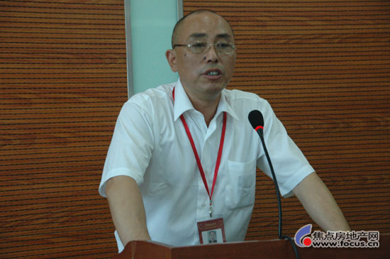 今天出席会议的领导有我们的张总,肯诺公司董事长董荣华先生,另外还有