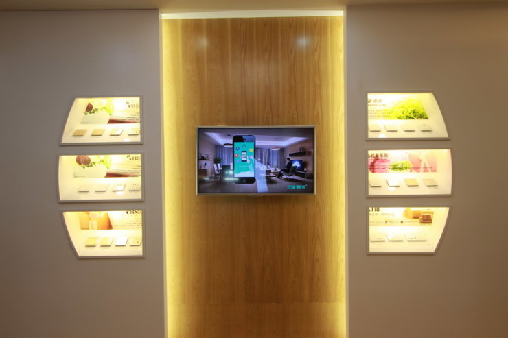 此次展会,三雄极光针对产品不同的运用领域,特设有智能家居体验区
