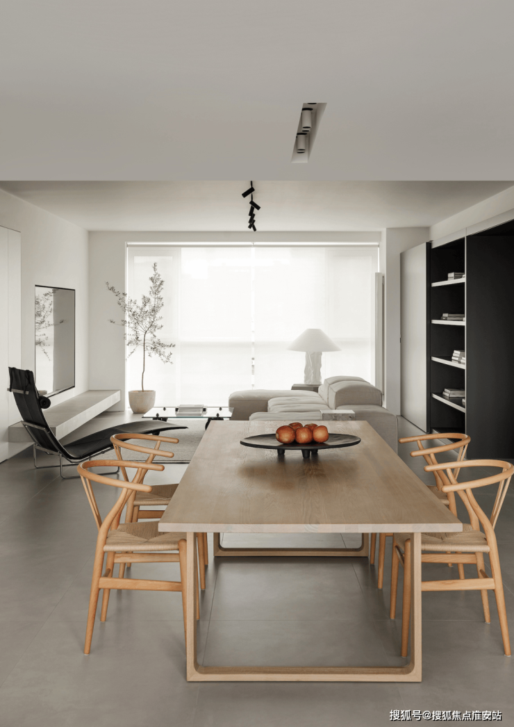 楼盘详情|户型配套> 客厅沙发背后的深灰色烤漆书墙背后是书房的所在