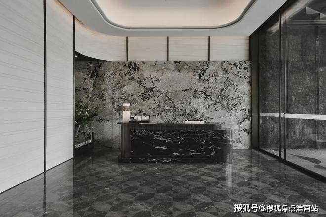 来到约540﹐雅韵水院,映入眼帘的是上海青云阙独有的ip—"瑞鹤祥云"