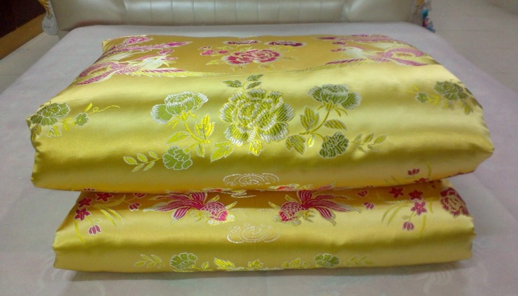 在存放前必须确保丝绸棉被是否晾晒风干,必须要等被子放入凉后才可