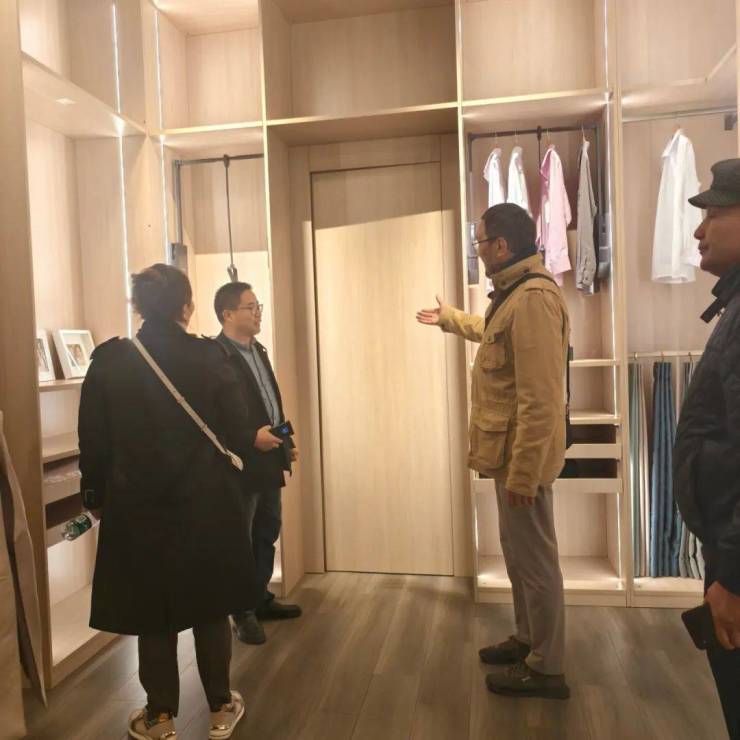 哈萨克斯坦修筑者涣散会主席到访宇曼家居展厅鉴赏交流