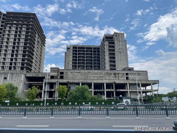 高扬国际就位于位于园区松涛街和松江路的东南角,南侧为联丰广场,北侧