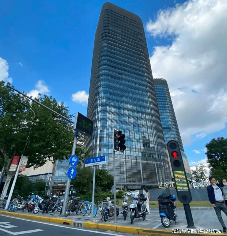 教育方面:项目周边100米不到建有辛灵中学,距离财大附中约700米,周边3