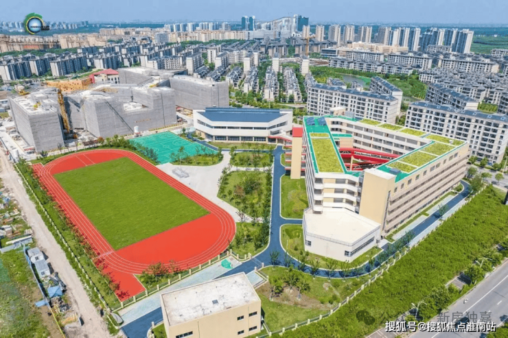 24班初中学校,其中包含1栋地上6层的教学综合楼,地下1层车库及1栋门卫