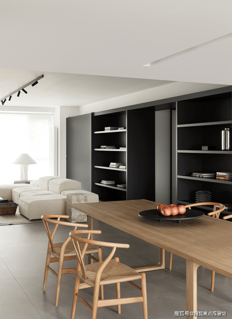 楼盘详情|户型配套> 客厅沙发背后的深灰色烤漆书墙背后是书房的所在