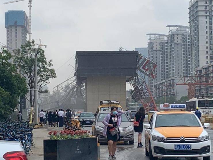 武汉一工地塔吊倒塌,官方:移动时发生侧翻 武汉一工地塔吊倒塌,官方:移动时发生侧翻