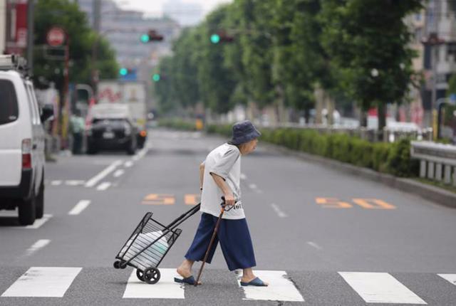 白人人口萎缩_白人美女