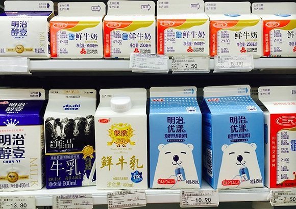 高端超市的乳制品货架上,来自台湾味全,日本明治,韩国延世牧场等牛奶