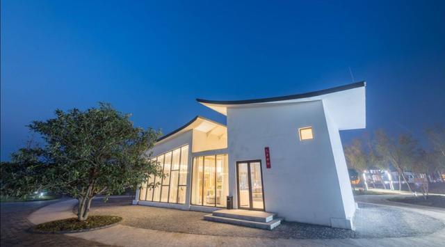 小镇腹地,毗邻丹顶鹤高级珍禽自然保护区,11座精品民宿院落与4座公建