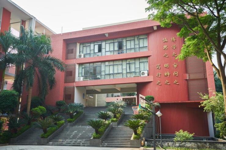 其中 ,香江中学从2008年建立以来,连续多年中考成绩表现突出.