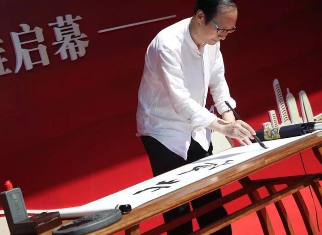 中国书法家协会会员李大庆老师现场挥毫 标志着海曙南塘又一地标豪宅