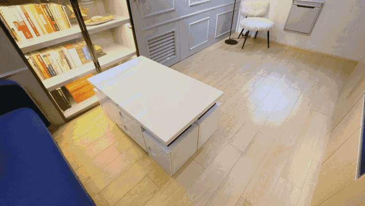 地板和柜子采用原木色,客厅柜子可以满足很多收纳,隔板为抽拉式,装