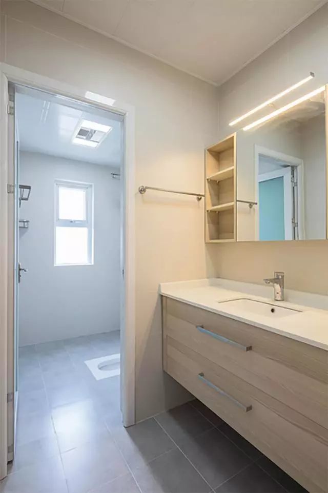 客卫的洗漱柜台是装在卫生间门外的,同样是这种原木的风格,次卫内部装