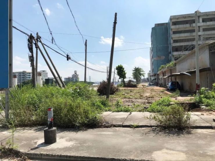 從位置來看,3地塊距離鶴山公園不遠,臨沙坪河,穿越九江大橋即佛山南海