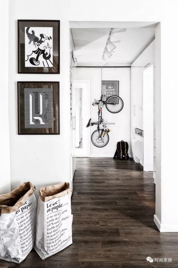 极简太空洞?这个被书籍和纪念品填满小家能不能给你安全感?