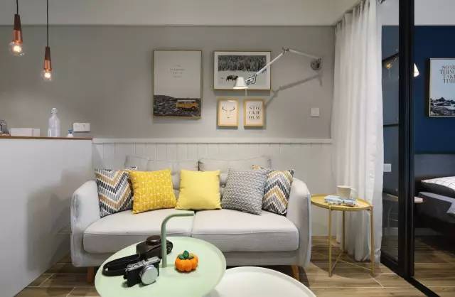 客厅空间,5平米不到的客厅空间,双人座沙发是南京本地家具广场的家具