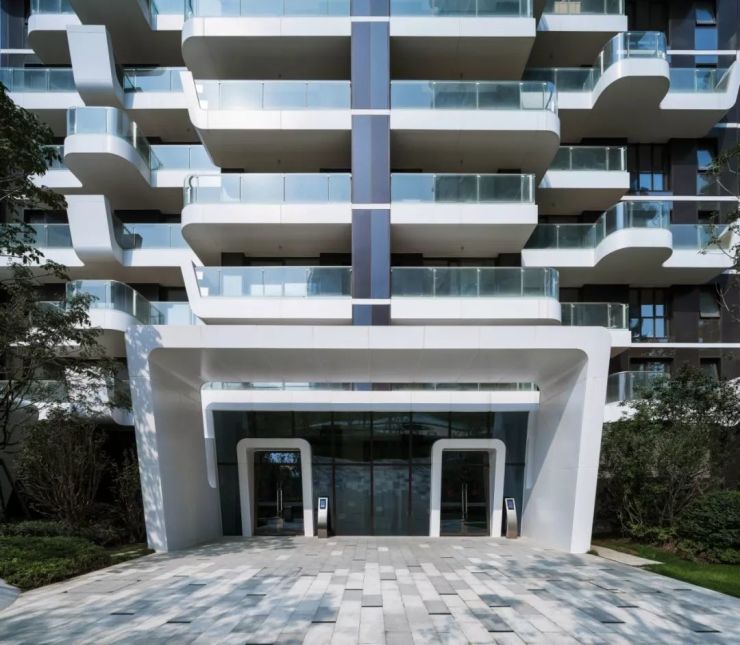 公建化摆脱了传统住宅零碎的外立面处理手法使用集中空调机位的处理