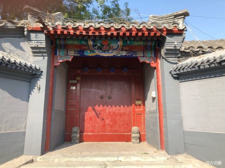 大门两侧有八字墙,门内有照壁.