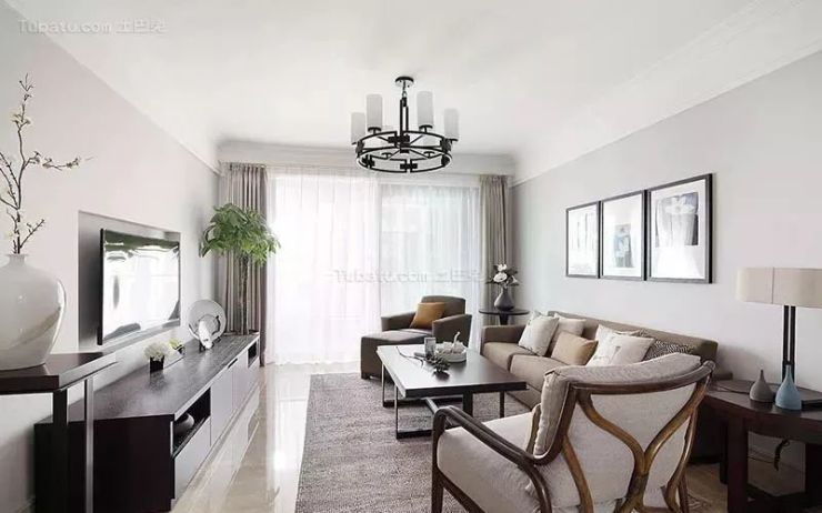 想要造型多样的话,再走一条挂镜线,丰富室内吊顶线条,适用于现代简约