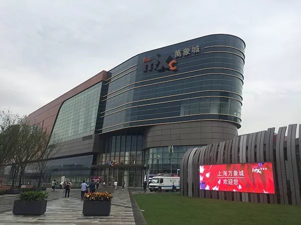 随着万象城,爱琴海购物广场的开业,越来越的多市民前往吴中路进行购物
