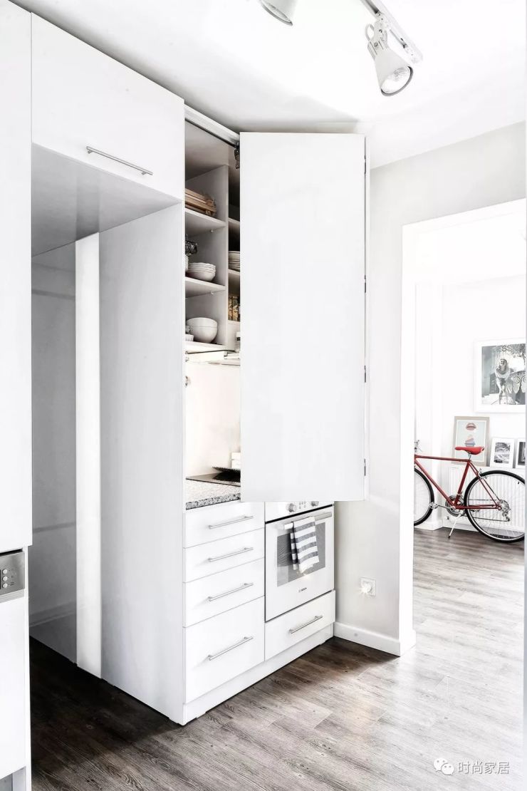 极简太空洞?这个被书籍和纪念品填满小家能不能给你安全感?