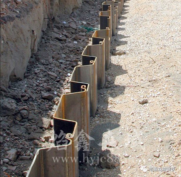 钢板桩施工简便,工序简单,质量容易控制,工期短,且现场整洁.