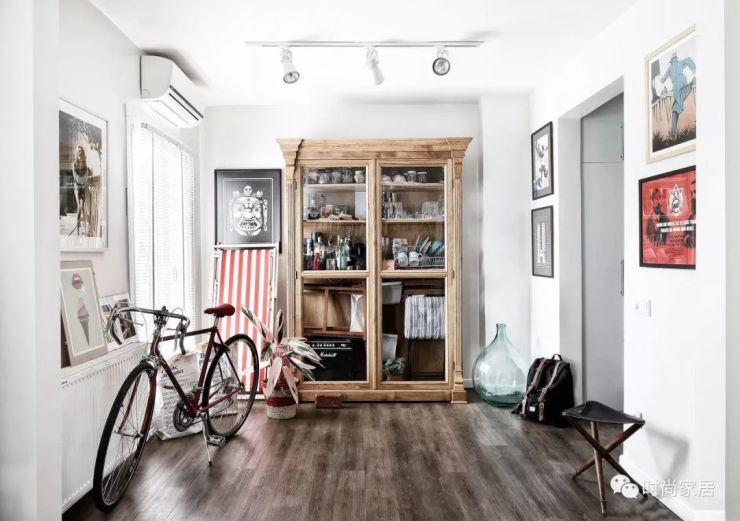 极简太空洞?这个被书籍和纪念品填满小家能不能给你安全感?