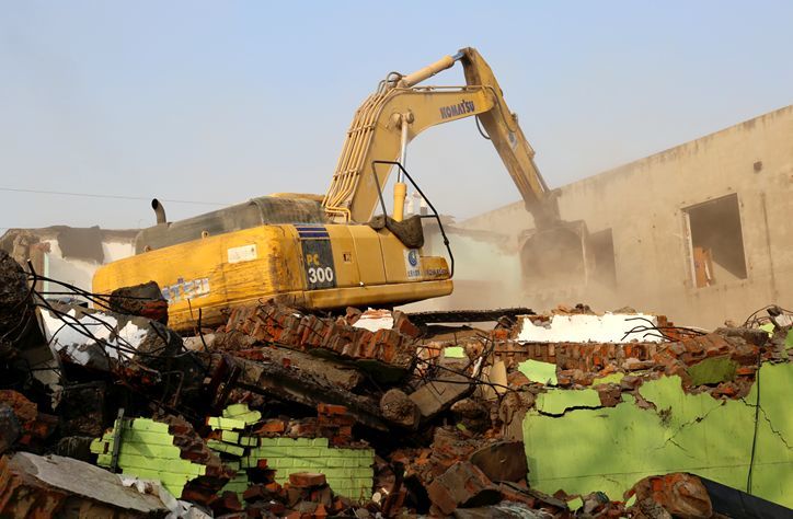 挖掘机破拆楼体