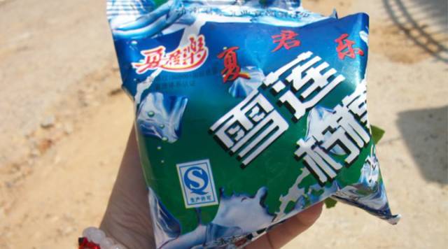 每天放学后, 小孩都会蜂拥而至, 那时的冰棍5毛一根, 如果有人能买