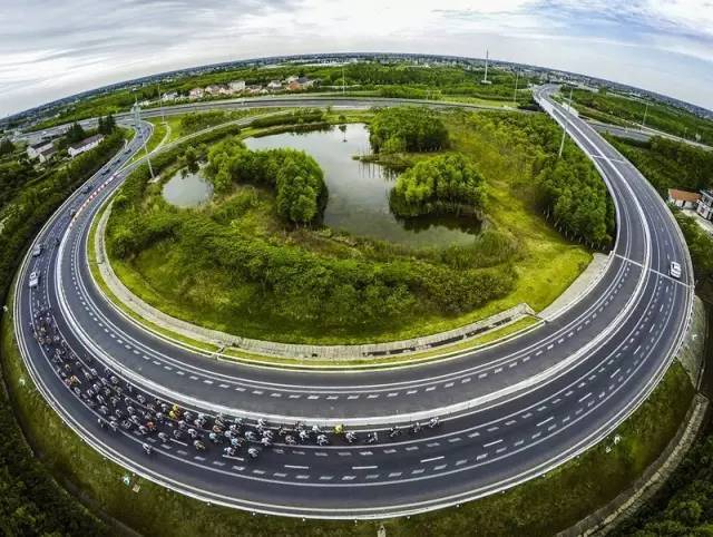 其东线通道由g40沪陕高速和轨道交通崇明线组成,西线通道由s7沪崇高速