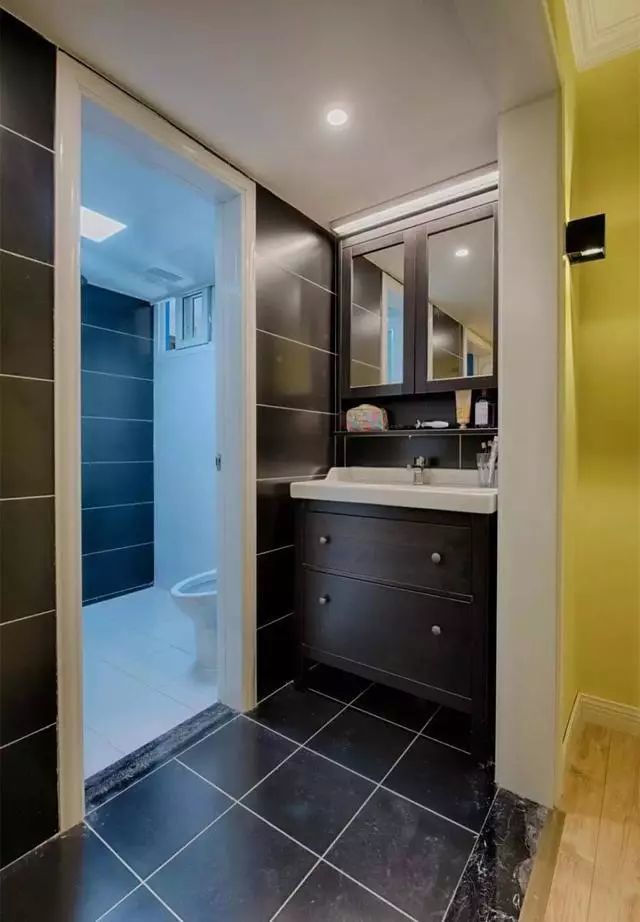 把洗手台做在卫生间外再加一个隔断简直是最完美的设计