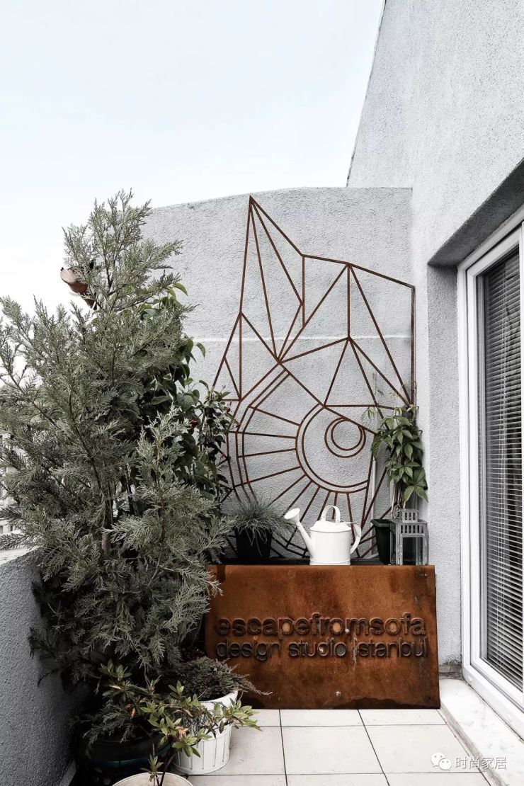 极简太空洞?这个被书籍和纪念品填满小家能不能给你安全感?