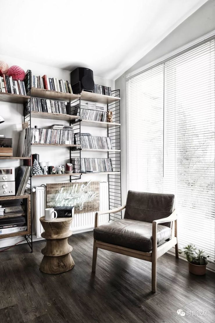 极简太空洞?这个被书籍和纪念品填满小家能不能给你安全感?