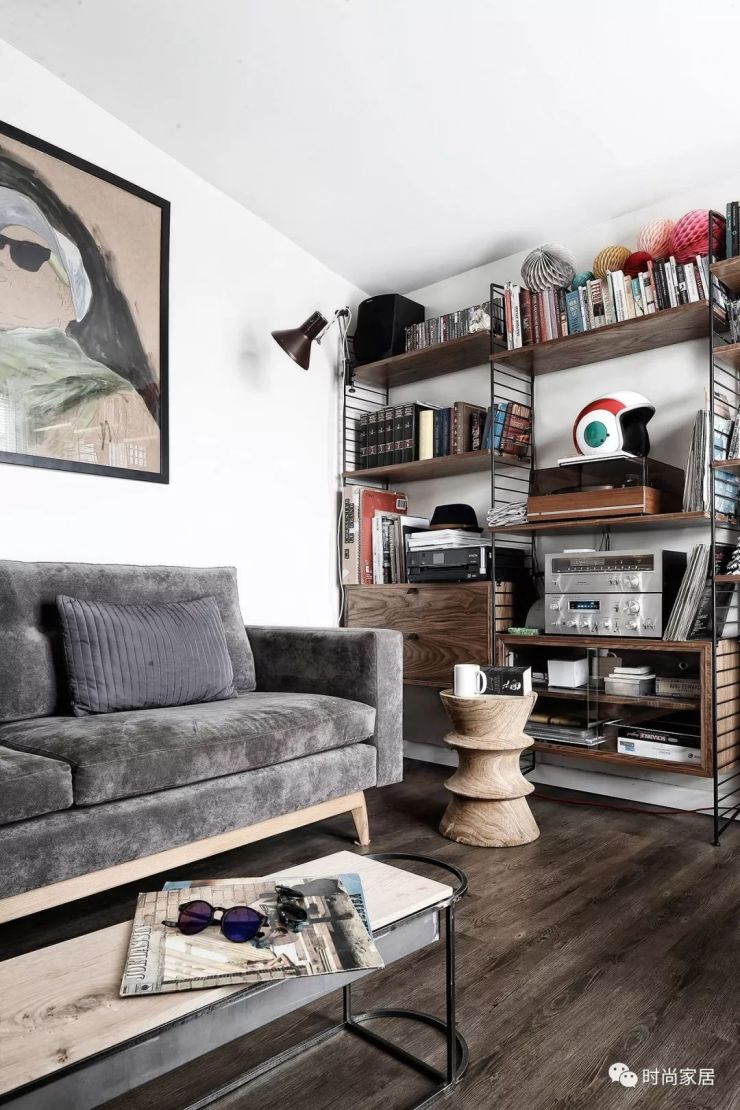 极简太空洞?这个被书籍和纪念品填满小家能不能给你安全感?