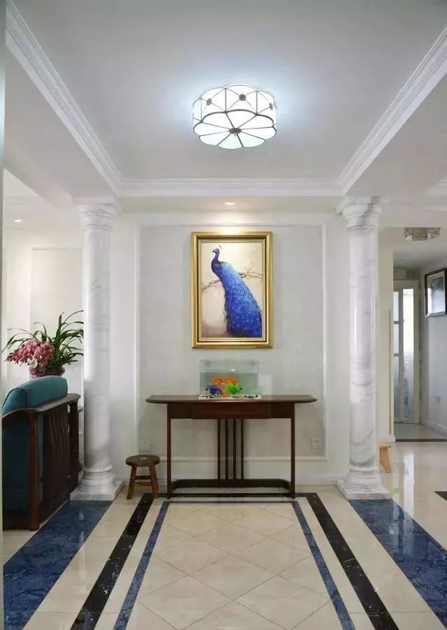 专门设计了进门口的玄关,两根罗马柱让一进门的人就能感受到优雅大气